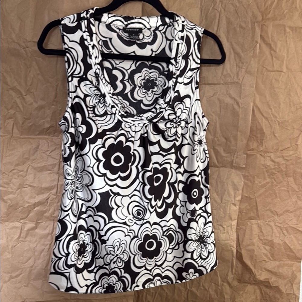 Black and White Graphic U Neck Sleeveless Top